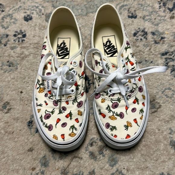 Vans - Picture 1 of 7